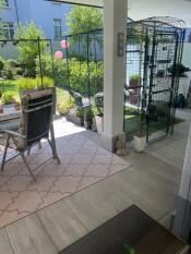 The entrance porch is a must and makes it much easier to get the kittens in and out.