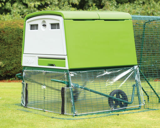 Give your hens complete protection from the wind under their Cube.