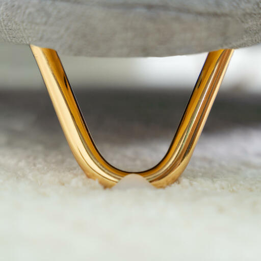 Gold hairpin feet close up